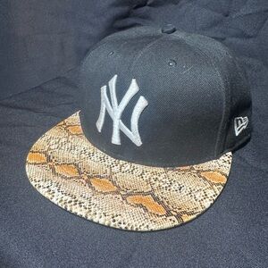 New York Yankee Black and Snake Print SnapBack New Era